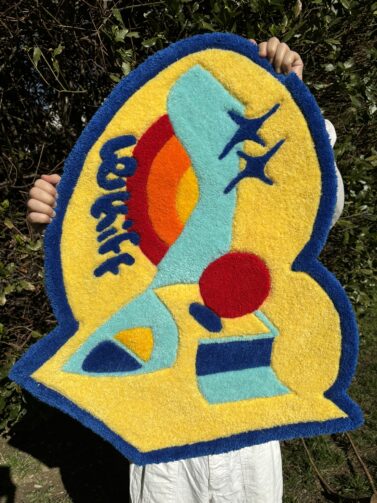 Tapis coloré au design chaleureux avec écriture moderne signée le kiff apis tapisserie tufting mignon coloré enfant chambre décoration couleur